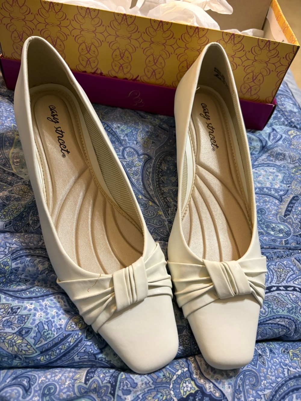 White Waive pumps by Easy Street 9 NWT in box